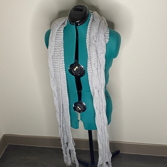 Accessories - Light grey scarf with fringe